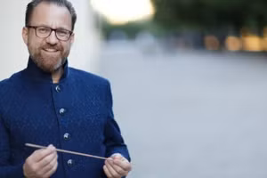 Nhạc trưởng Franz Schottky - là người sáng lập và chỉ huy dàn nhạc Münchner Kammerphilharmonie dacapo - hứa hẹn mang đến một góc nhìn mới mẻ về giao hưởng tại Hà Nội.
