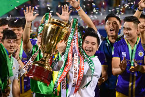 Ông Đỗ Vinh Quang ăn mừng chức vô địch V.League 2022.