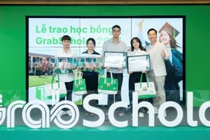Chương trình GrabScholar với sự phối hợp cùng VietHope đã trao tặng 300 suất hỗ trợ học tập và 6 suất học bổng toàn phần cho học sinh, sinh viên Việt Nam.
