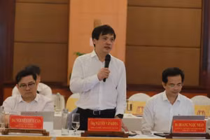 Ông Nguyễn Văn Khoa - Tổng giám đốc Tập đoàn FPT trình bày đề xuất: Xây dựng mô hình Kinh tế dữ liệu 4 lớp, lấy AI bản địa làm trọng tâm để đánh thức tiềm năng di sản, du lịch và y tế của Huế.