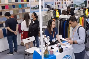 Khách tham quan đang trao đổi tại Triển lãm Global Sourcing Fair Việt Nam 2025