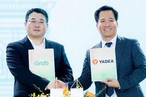 Đại diện Grab Việt Nam và đại diện Yadea Việt Nam ký thỏa thuận hợp tác.