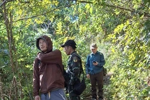 Thành viên Tổ bảo vệ rừng bản Con Cang cùng kiểm lâm xã Sam Mứn tuần tra bảo vệ rừng.