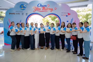 Lễ mít tinh hưởng ứng Ngày Gia đình Việt Nam tại Huế thu hút hàng nghìn người dân tham dự. (Ảnh: VN)