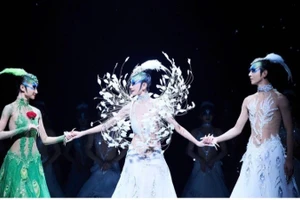 Diễn viên Kiều Nguyệt Vũ (vai Khổng tước mái) - Nghệ sĩ Dương Lệ Bình (Tổng đạo diễn - Giám đốc nghệ thuật - Diễn viên đặc biệt) - Diễn viên Dương Hàm (vai Khổng tước trống). (Ảnh: VIETART) 