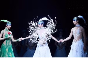 Diễn viên Kiều Nguyệt Vũ (vai Khổng tước mái) - Nghệ sĩ Dương Lệ Bình (Tổng đạo diễn - Giám đốc nghệ thuật - Diễn viên đặc biệt) - Diễn viên Dương Hàm (vai Khổng tước trống). (Ảnh: VIETART) 