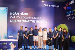 Đại diện lãnh đạo MB và vận động viên Anna Leigh Waters tại buổi giao lưu.