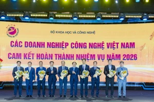 Ông Nguyễn Văn Khoa - Tổng Giám đốc Tập đoàn FPT (ngoài cùng bên trái) đại diện FPT công bố các cam kết triển khai sản phẩm Make in Viet Nam.