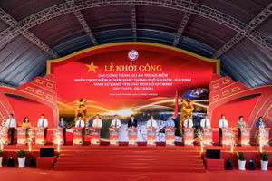 Các đại biểu bấm nút chính thức khởi công loạt công trình, dự án trọng điểm nhân dịp kỷ niệm 50 năm Ngày thành phố Sài Gòn-Gia Định vinh dự mang tên Chủ tịch Hồ Chí Minh, sáng 1/7/2026.