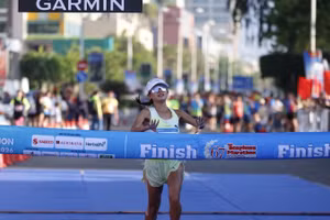 Runner cán đích giành chiến thắng tại Tiền Phong Marathon 2026. (Ảnh: Ban tổ chức)