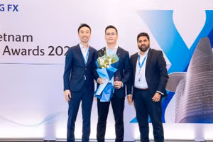 Đại diện Vietcombank chụp ảnh lưu niệm sau khi nhận giải thưởng tại Lễ trao giải Vietnam FX Awards 2026