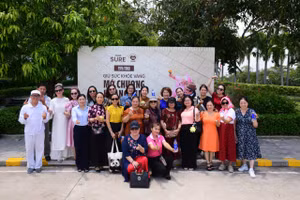 Đoàn Gen 1976 đến tham quan Nhà máy Sữa Việt Nam. (Ảnh: Vi Nam)