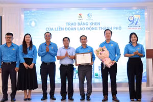 Đại diện Liên đoàn Lao động Thành phố Hồ Chí Minh trao bằng khen cho tập thể Công đoàn Tổng Công ty Cấp nước Sài Gòn-Trách nhiệm hữu hạn một thành viên.