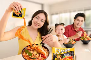 Gói nước cốt tôm và thịt trở thành bí kíp của tô mì ngon.