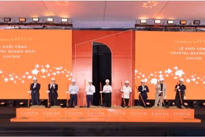 Các đại biểu thực hiện nghi lễ khởi công dự án.