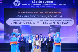 Bà Vũ Nam Hương, Phó Tổng Giám đốc LPBank nhận giải Sản phẩm Dịch vụ xuất sắc cho 2 sản phẩm LPBank Plus và LocPhat Pay