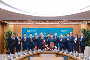 Tổng Giám đốc BIDV Lê Ngọc Lâm và Tổng Giám đốc VDB Đào Quang Trường - đại diện hai ngân hàng ký kết Thỏa thuận hợp tác.