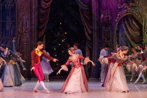 Những bước nhảy ballet hòa cùng giai điệu giao hưởng, tạo nên vẻ đẹp tinh tế của nghệ thuật hàn lâm.