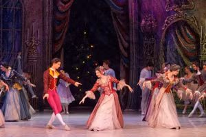 Những bước nhảy ballet hòa cùng giai điệu giao hưởng, tạo nên vẻ đẹp tinh tế của nghệ thuật hàn lâm.