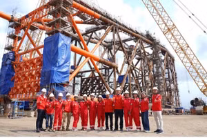 Đoàn công tác liên ngành khảo sát thực địa tại khu vực triển khai dự án chân đế Đại Hùng Nam.