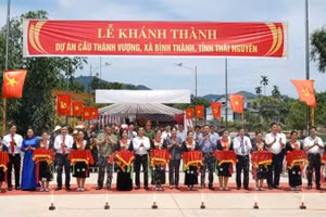 Các đại biểu cắt băng khánh thành cầu Thành Vượng, công trình dân sinh đầu tiên tại Việt Nam ứng dụng công nghệ dầm hộp rỗng bê-tông cốt thép dự ứng lực.