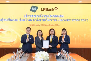 Ông Lưu Danh Đức, Phó Tổng Giám đốc phụ trách Khối Công nghệ thông tin LPBank nhận chứng nhận quốc tế ISO/IEC 27001:2022 từ đại diện của Viện Tiêu chuẩn Anh (BSI).