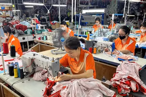 Người lao động tại cơ sở sản xuất áo thi đấu thể thao của Công ty cổ phần Tập đoàn thể thao Động Lực. (Ảnh: THU THÚY)