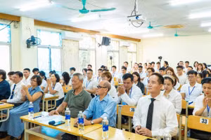 Các đại biểu và các học viên dự lễ khai giảng khóa học.