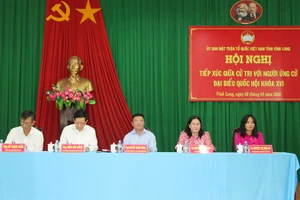 Các ứng cử viên đại biểu Quốc hội, khóa XVI, đơn vị bầu cử số 1, tỉnh Vĩnh Long tiếp xúc cử tri.