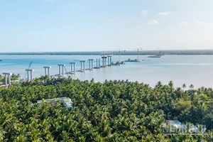 Công trình cầu Đại Ngãi bắc qua sông Hậu nối hai bờ tỉnh Vĩnh Long, thành phố Cần Thơ.