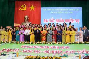 Ban Chấp hành Hội nữ doanh nhân tỉnh nhiệm kỳ 2025-2030, chụp ảnh cùng lãnh đạo Tỉnh ủy, Ủy ban nhân dân tỉnh Vĩnh Long.