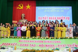 Ban Chấp hành Hội nữ doanh nhân tỉnh nhiệm kỳ 2025-2030, chụp ảnh cùng lãnh đạo Tỉnh ủy, Ủy ban nhân dân tỉnh Vĩnh Long.