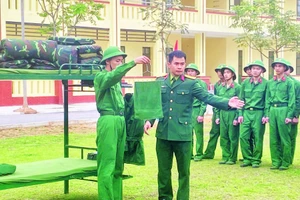 Hướng dẫn xếp đặt nội vụ vệ sinh cho chiến sĩ mới tại Đại đội 1, Tiểu đoàn 1, Trung đoàn 832. (Ảnh DUY ĐỨC)