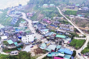 Đường giao thông tại khu trung tâm xã Tà Xùa đến các bản đã được trải nhựa và bê-tông.