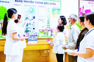 Cán bộ Bệnh viện phổi tỉnh Phú Thọ tư vấn cho người dân về bệnh lao.