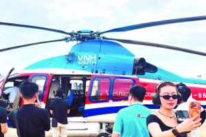 Tour du lịch bằng trực thăng thu hút nhiều sự quan tâm của du khách. (Ảnh VINAGROUP)