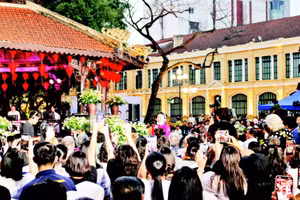 Ca sĩ Mỹ Linh (áo đỏ) tham gia chương trình“Hà Nội bình yên”.