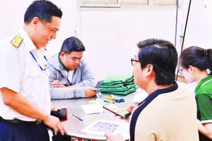 Đại diện Thuế Thành phố Hồ Chí Minh trực tiếp hướng dẫn hộ kinh doanh thực hiện kê khai thuế qua các ứng dụng điện tử.