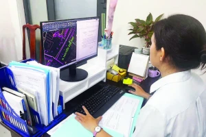 Phòng Kinh tế, Hạ tầng và Đô thị xã Bà Điểm thực hiện việc đánh số và gắn biển số nhà trên địa bàn xã theo bản đồ đánh số nhà và cập nhật theo hình thức thủ công.