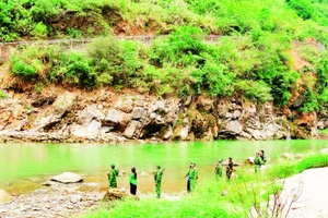 Cán bộ, chiến sĩ Đồn Biên phòng Si Ma Cai phối hợp nhân dân tuần tra bảo vệ biên giới.