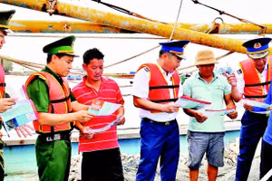 Các lực lượng chức năng phổ biến quy định về chống khai thác IUU cho ngư dân tại Thành phố Hồ Chí Minh.