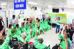 Bệnh nhân điều trị ung thư tại Bệnh viện Chợ Rẫy tham gia trò chơi vận động. (Ảnh NHẬT THÀNH)