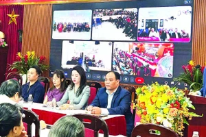 Các ứng viên đại biểu Hội đồng nhân dân phường Vĩnh Tuy nhiệm kỳ 2026-2031 thực hiện tiếp xúc cử tri, vận động bầu cử. (Ảnh ĐÌNH HIỆP)