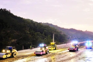 Thi công ngày, đêm trên công trường dự án đường bộ cao tốc Đồng Đăng - Trà Lĩnh.