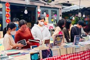 Việc ứng dụng AI trong sáng tác văn chương giúp các tác giả có nhiều tài liệu tham khảo, nghiên cứu, gợi mở sáng tạo để nâng tầm tác phẩm. (Ảnh THỤY DU)