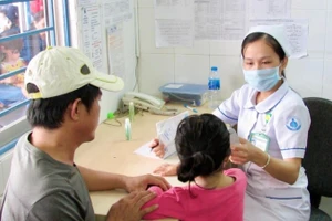 Trẻ em khám bệnh tay chân miệng tại Bệnh viện Nhi đồng 1 Thành phố Hồ Chí Minh. 