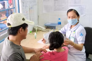 Trẻ em khám bệnh tay chân miệng tại Bệnh viện Nhi đồng 1 Thành phố Hồ Chí Minh. 