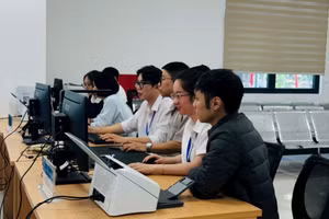 Bảo hiểm xã hội cơ sở Cầu Giấy (Hà Nội) phối hợp hỗ trợ tư vấn, thao tác nghiệp vụ tại Trung tâm phục vụ hành chính công. (Ảnh MAI HOA)