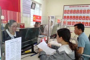 Cần xem xét chuyển hóa một phần tăng trưởng kinh tế thành thu nhập cho người lao động trong khu vực công. (Ảnh VĂN HỌC)