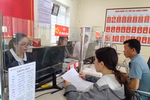 Cần xem xét chuyển hóa một phần tăng trưởng kinh tế thành thu nhập cho người lao động trong khu vực công. (Ảnh VĂN HỌC)